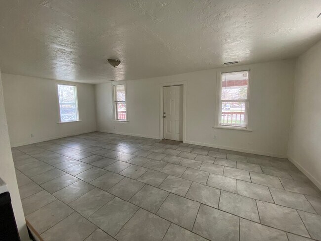 Building Photo - 856 S 900 W