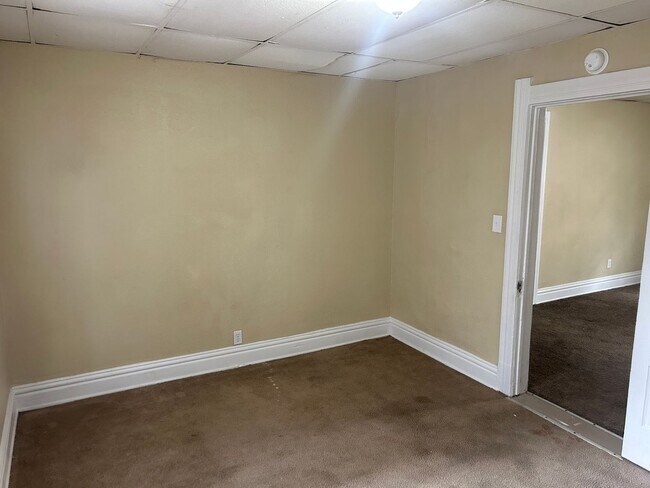 Building Photo - 2341 Caledonia St