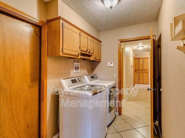 Building Photo - 8301 Azurewood Dr