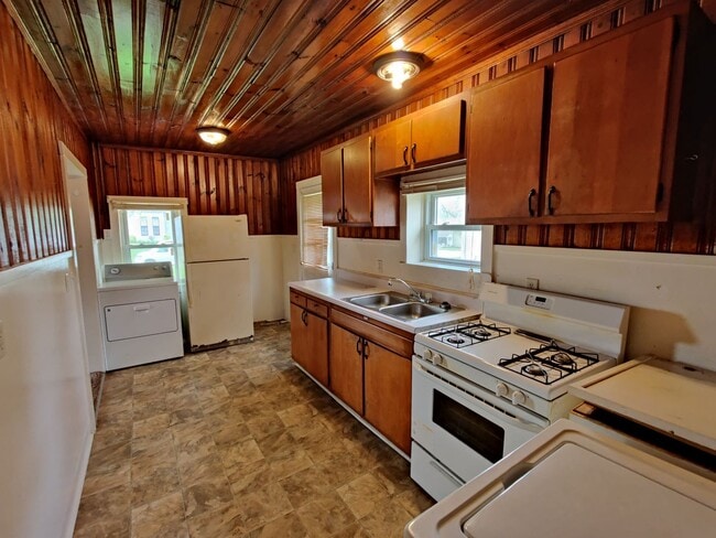 Building Photo - 402 E Walnut St