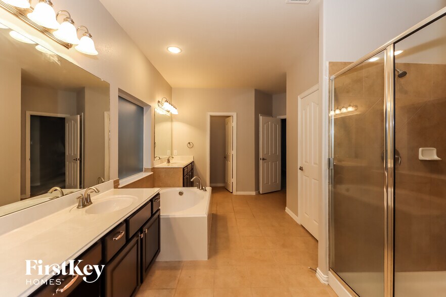 Building Photo - 2807 Angela Way Dr