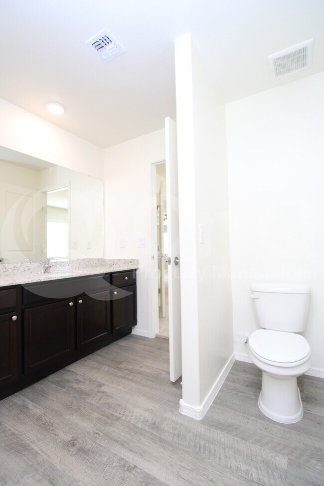 Building Photo - 1555 E Strople Dr