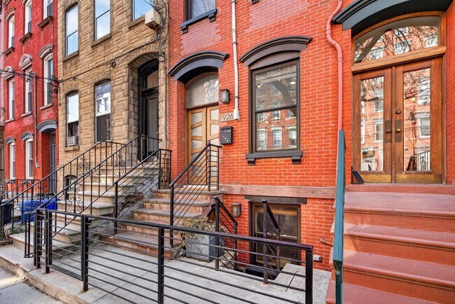 Building Photo - 926 Park Ave