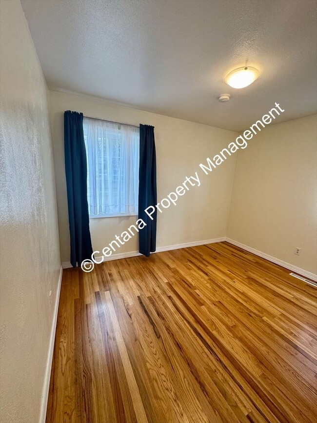 Building Photo - 3 Bed 1 Bath located on the flats