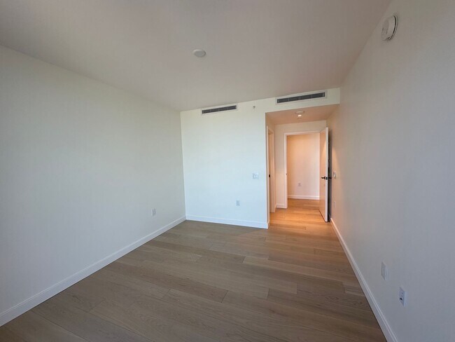 Building Photo - Victoria Place #3507