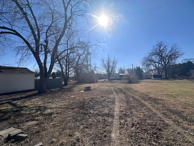 Building Photo - 911 Main-W