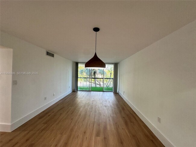 Building Photo - 10425 SW 112th Ave