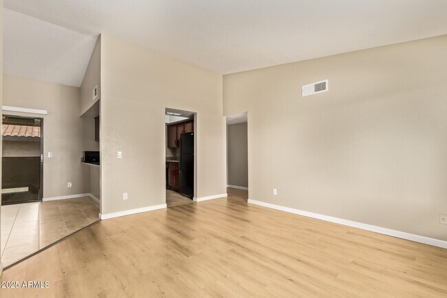 Building Photo - 1402 E Guadalupe Rd