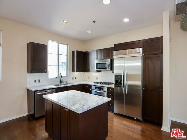 Building Photo - 5350 Playa Vista Dr