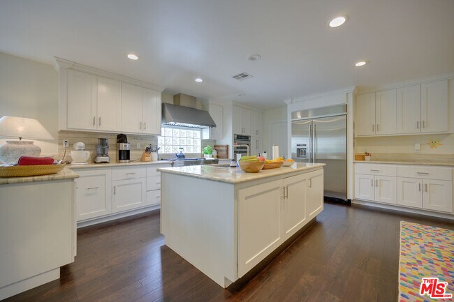 Building Photo - 2241 S Beverly Dr