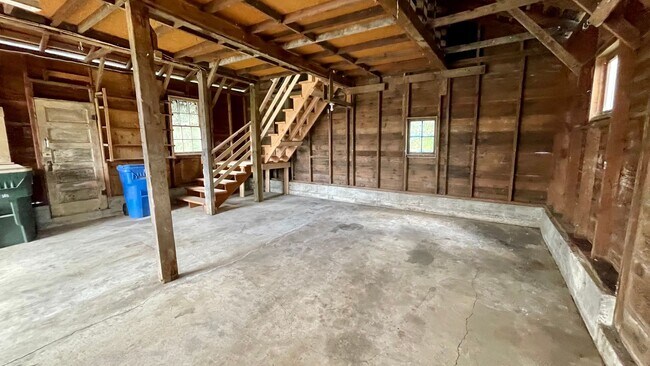Building Photo - Country Living Home On Over Half An Acre! ...