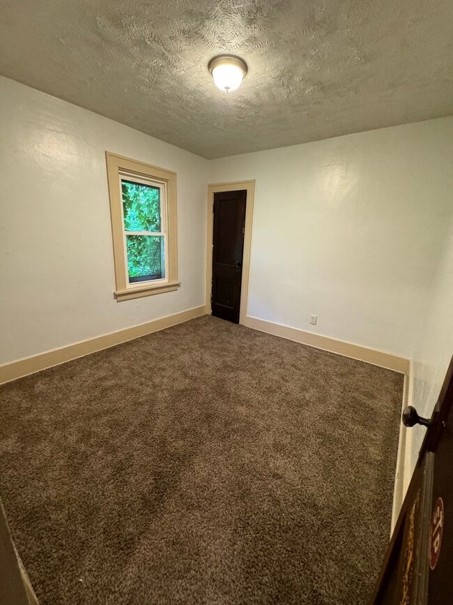 Building Photo - Updated 2-Bedroom, 1-Bathroom Home – $950/Month