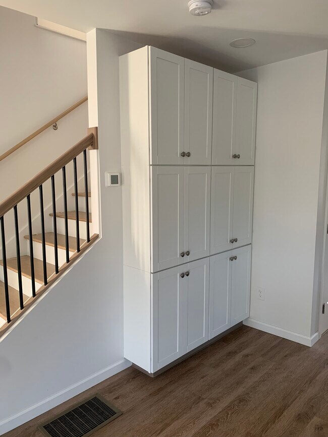 Building Photo - 8 Lakeview Dr