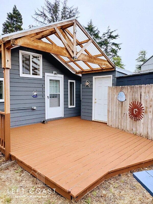 Building Photo - 6239 SW Jetty Ave