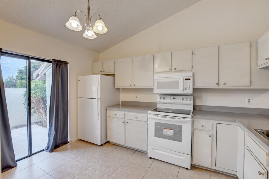 Building Photo - 499 Hardwood Pl
