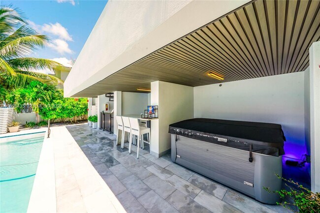 Building Photo - 1930 Bay Dr