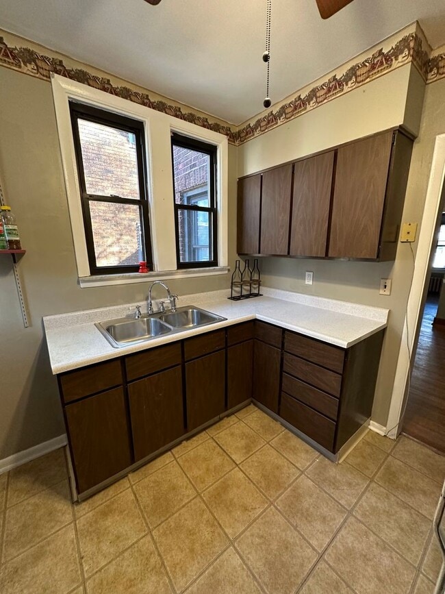 Building Photo - Charm & Convenient Rental Near Greenfield and Squirrel Hill – Available Now!
