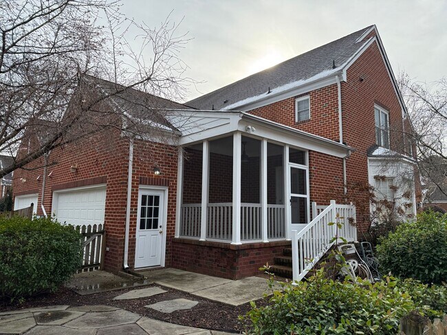 Building Photo - Immaculate End-Unit Townhome in Port Warwick