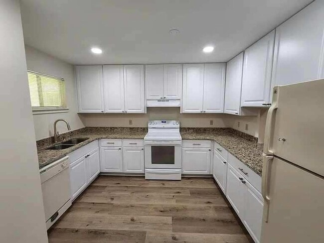 Building Photo - Gorgeous 2/1 located in the heart of Talla...