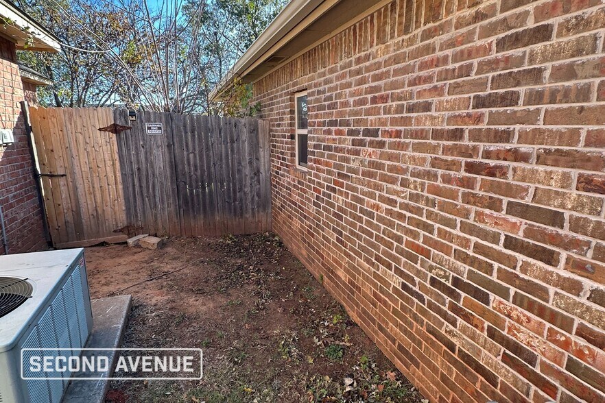 Building Photo - 1204 SummerHill Dr