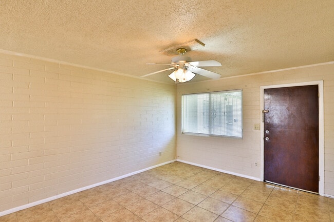 Building Photo - 505 S Lesueur