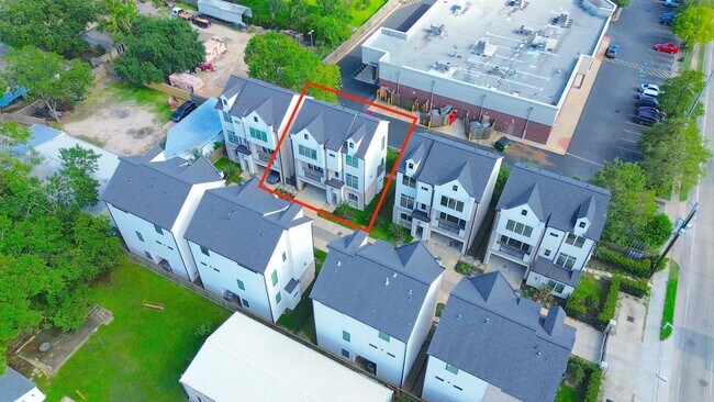 Building Photo - 2122 Blalock Rd