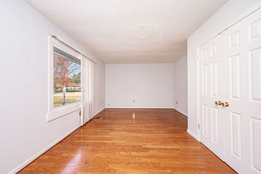Building Photo - 7800 Tamarind Dr