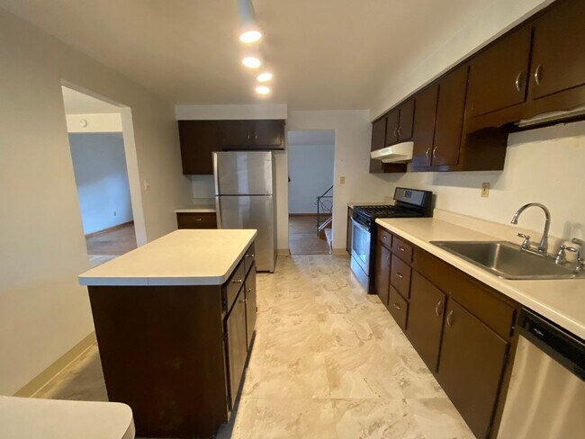 Building Photo - Large 4 Bedroom House, Franklin Regional S...