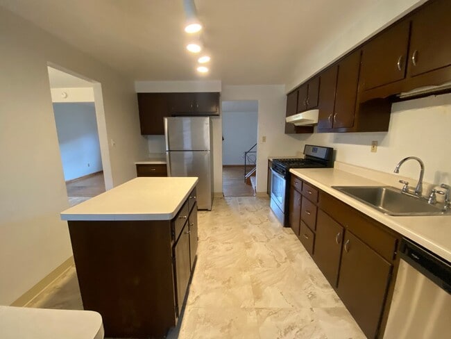 Building Photo - Large 4 Bedroom House, Franklin Regional School District - Available February!