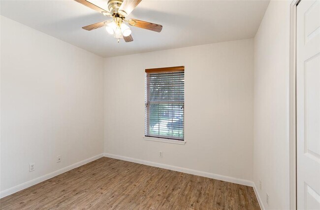 Building Photo - 13806 Greinert Dr
