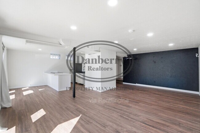 Building Photo - 1133 N Byrne Rd