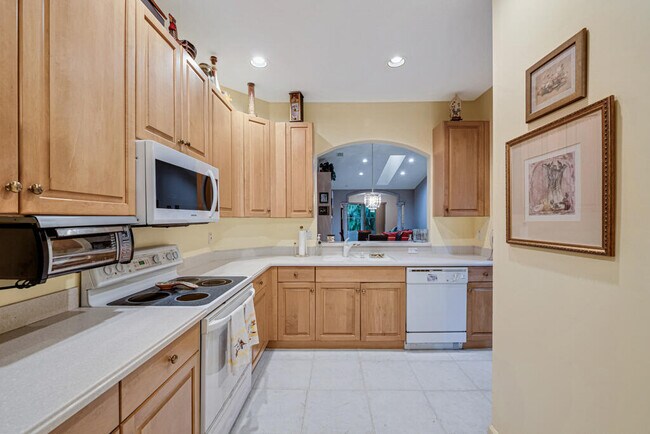 Building Photo - 9795 Crescent View Dr S