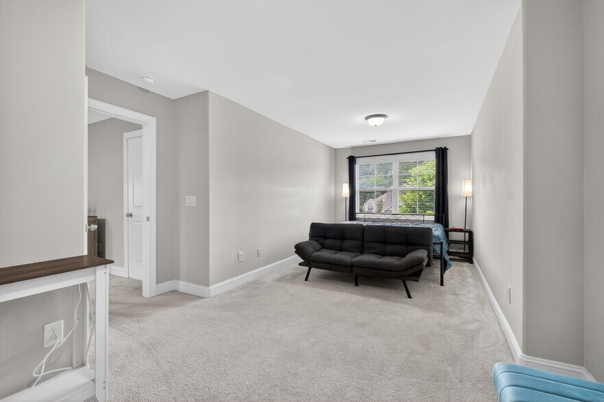 Building Photo - 1620 Cedar Hill Way