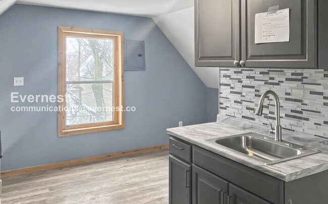 Building Photo - 1 Bed, 1 Bath with Off-Street Parking / Pet-Friendly / Vouchers Accepted / Available Now!