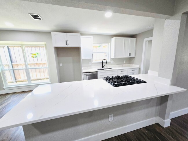 Building Photo - 526 Doral Pl