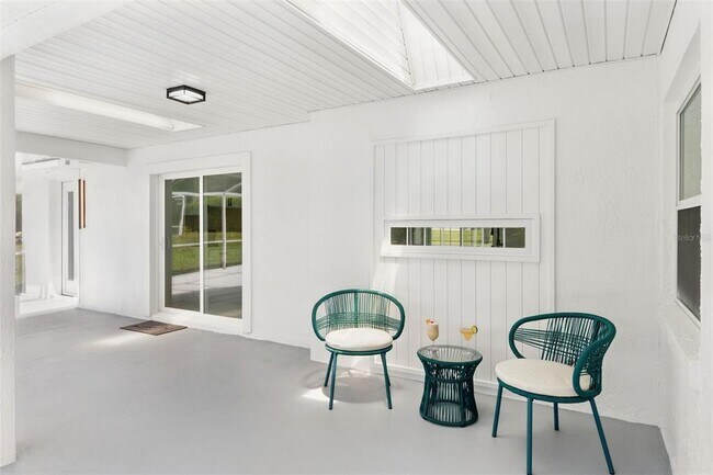 Building Photo - 5424 Loma Vista Dr E