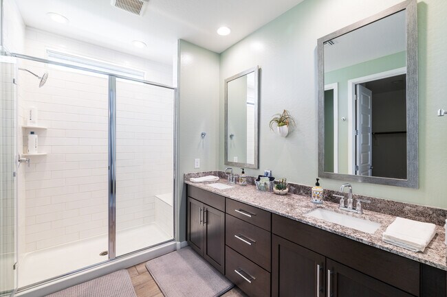 Master bath with walk-shower - 8924 W Solano Dr