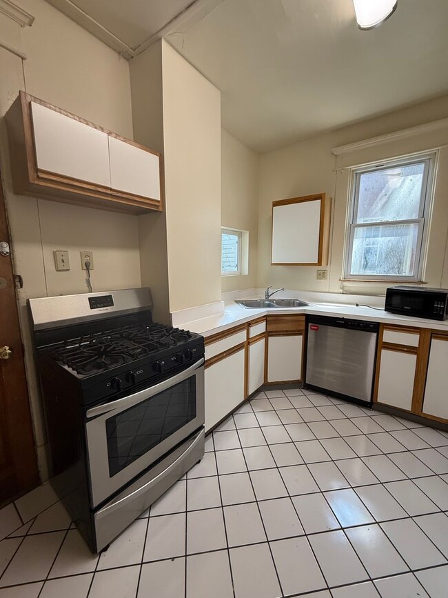 Building Photo - Large 7 bedroom, 2 bath home.