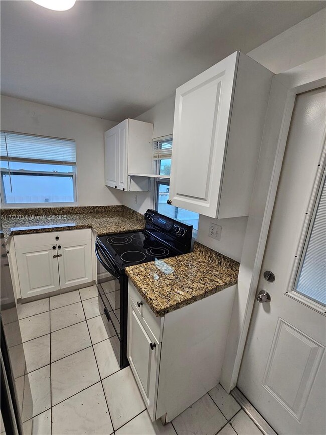 Building Photo - 330 SW 79th Ct