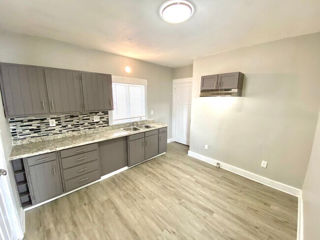 Building Photo - Newly Rehabbed Single Family in Dayton!: N...