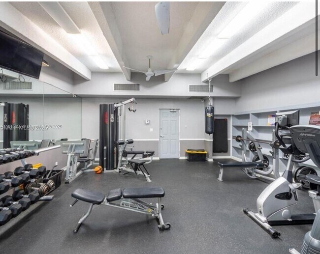 Building Photo - 3301 N Country Club Dr