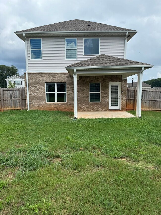 Building Photo - Spacious 3-Bedroom Home with Loft – Minute...
