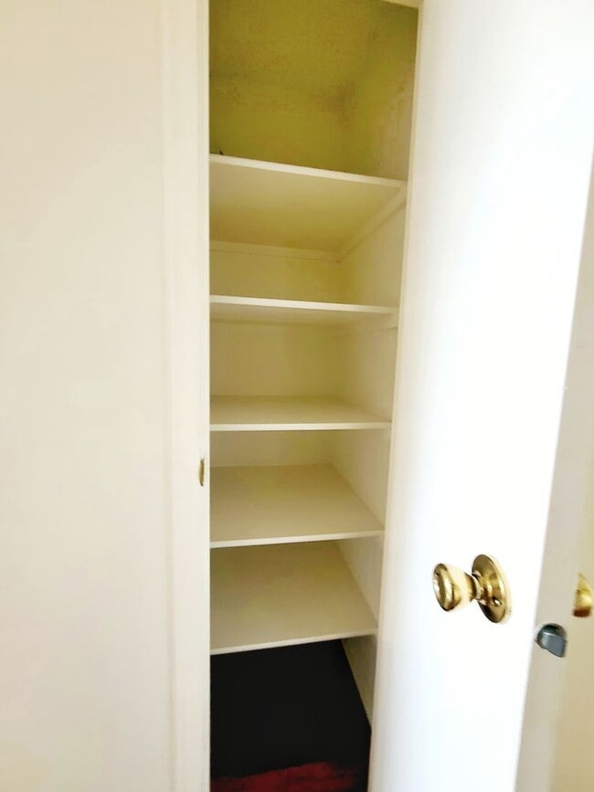 Building Photo - Perfect 3 bed 2 bath with gas Fireplace