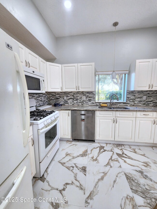 Building Photo - 501 Carmel Dr