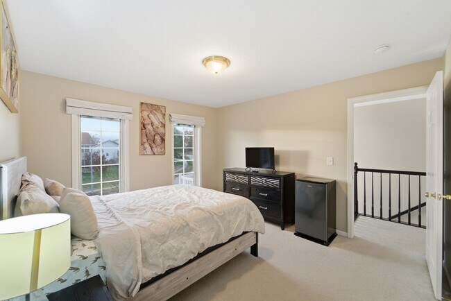 Building Photo - TIMELESS COMFORT!! 4 Bedroom, 4 Bathroom Home in Urbandale!