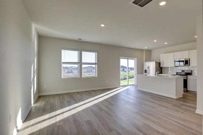 Building Photo - Wow!! 18-month lease in Sango!!