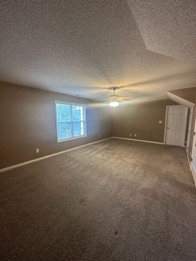 Building Photo - Stunning 3 Bed 2.5 Bath Home with Large Bo...