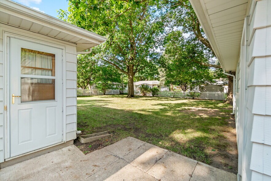 Building Photo - 1238 S Hill Dr