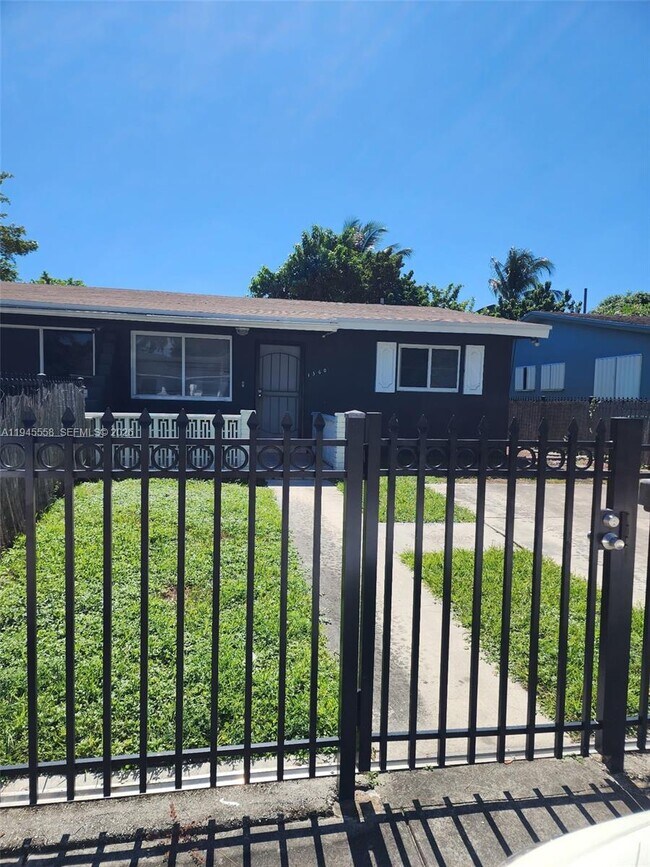 Building Photo - 1360 NE 144th St