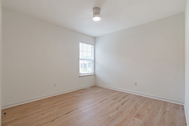 Building Photo - 3930 Alameda St